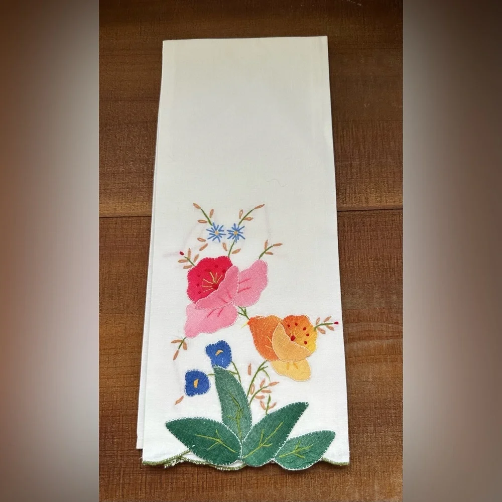 Set of Vintage Floral Embroidered White Napkins - Picture 4 of 13
